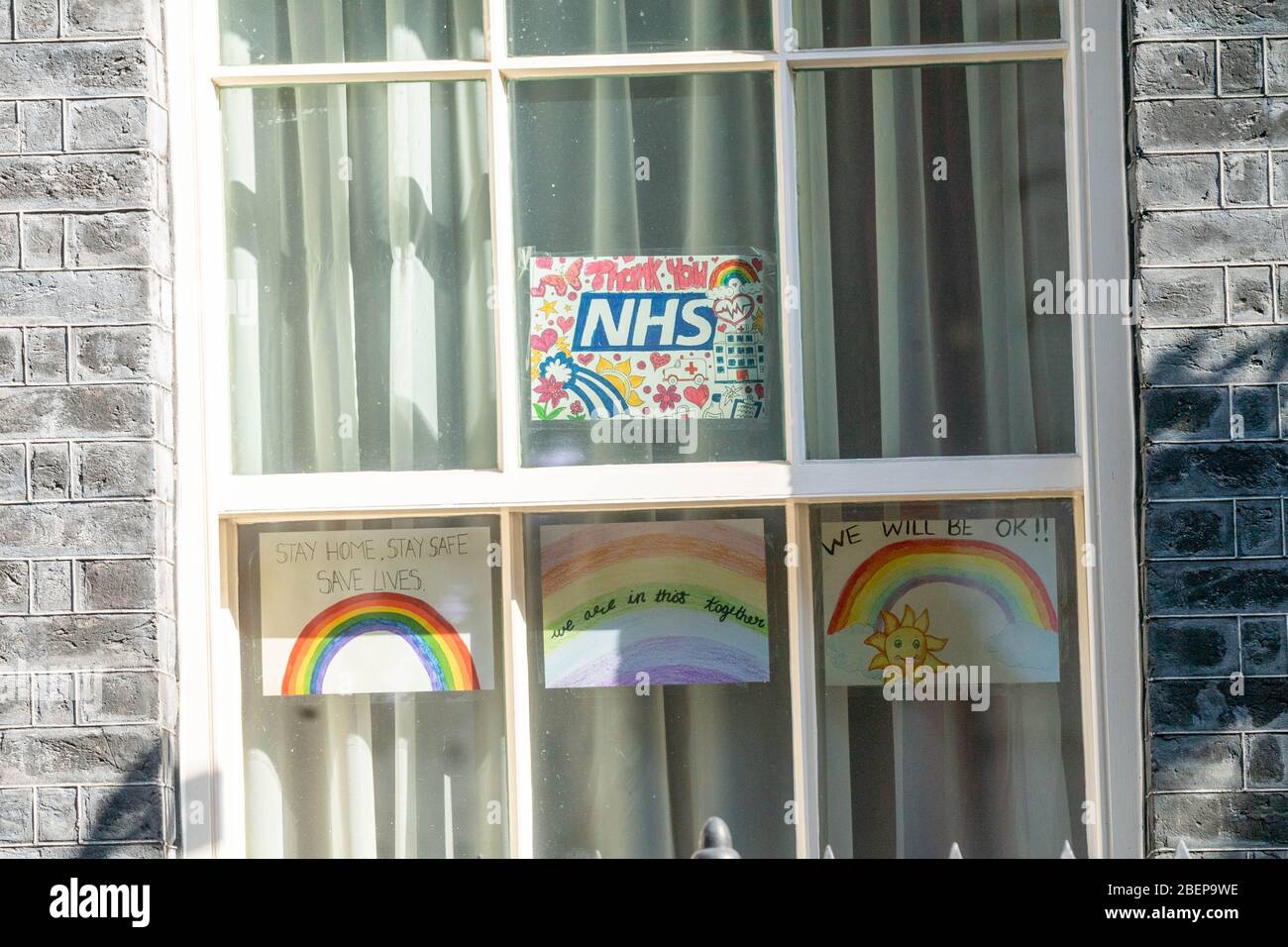 London, Großbritannien. April 2020. Regenbogen/NHS Poster in den Fenstern von 10 Downing Street, London UK Credit: Ian Davidson/Alamy Live News Stockfoto