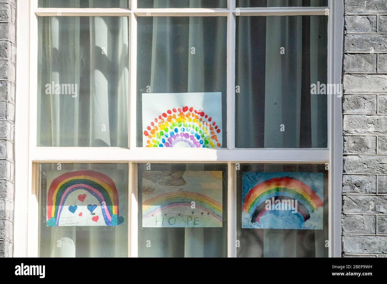 London, Großbritannien. April 2020. Regenbogen/NHS Poster in den Fenstern von 10 Downing Street, London UK Credit: Ian Davidson/Alamy Live News Stockfoto