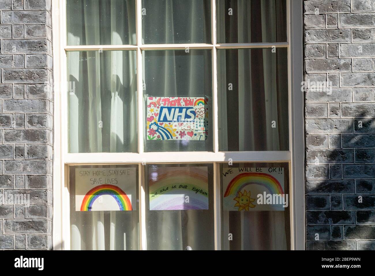 London, Großbritannien. April 2020. Regenbogen/NHS Poster in den Fenstern von 10 Downing Street, London UK Credit: Ian Davidson/Alamy Live News Stockfoto