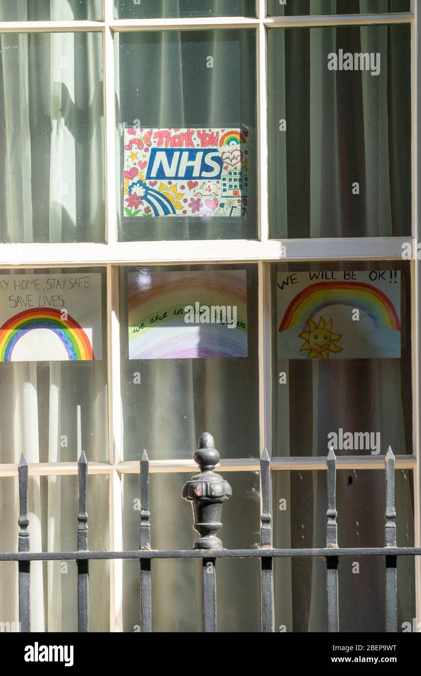 London, Großbritannien. April 2020. Regenbogen/NHS Poster in den Fenstern von 10 Downing Street, London UK Credit: Ian Davidson/Alamy Live News Stockfoto