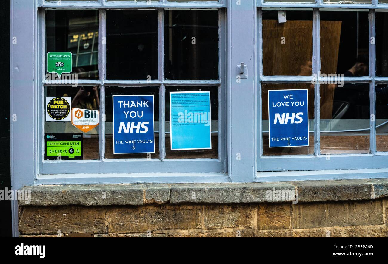 „Danke NHS“-Schilder zur Unterstützung des NHS, die während der Coronavirus-Pandemie in einem Schaufenster angezeigt werden. April 2020, Banbury, Oxfordshire, Großbritannien Stockfoto