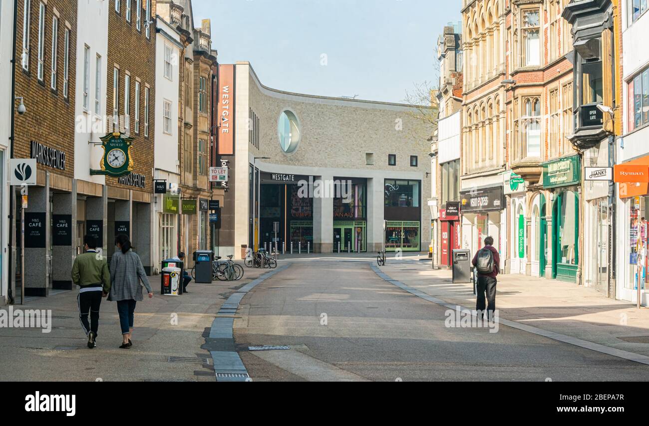 Oxford, Großbritannien. Verlassene Straßen an einem sonnigen Ostersonntag. Alle Kirchen, Geschäfte und Restaurants geschlossen. Ein paar Radfahrer und Menschen, die andere Übung. Stockfoto