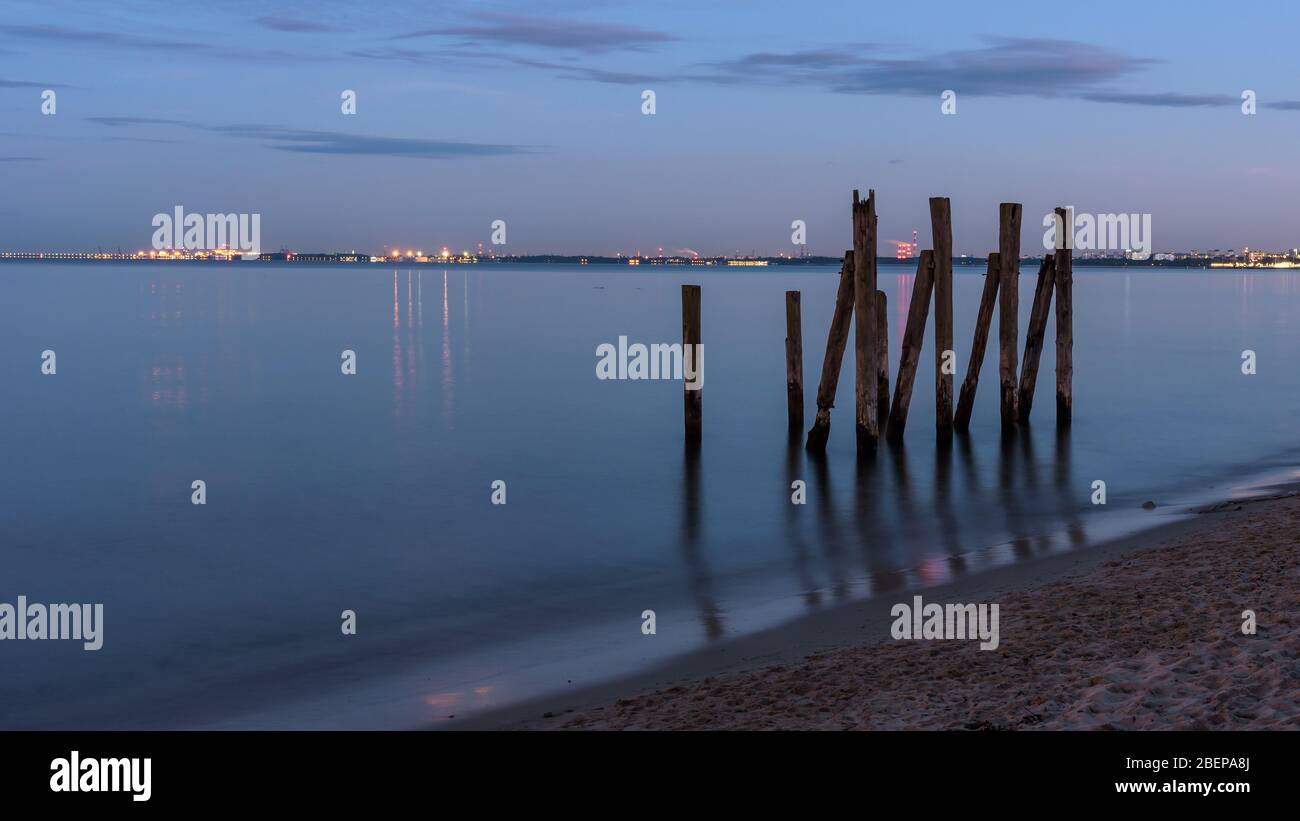 Holzpfähle im Golf von Danzig am Strand in Gdynia Orlowo in Polen bei Dämmerung Stockfoto