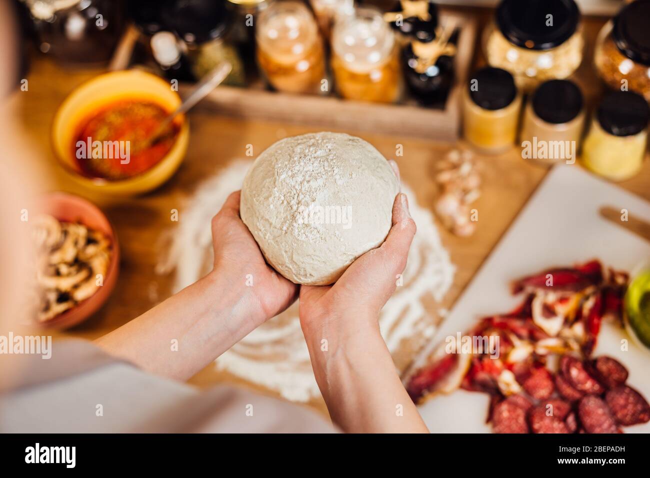 Haus Frau macht schnell einfach hausgemachte knusprige Pizza Kruste Teig von Hand aus dem Kratzer.traditionelle Gourmet italienische Pizza Basisrezept.Zutaten für Bak Stockfoto