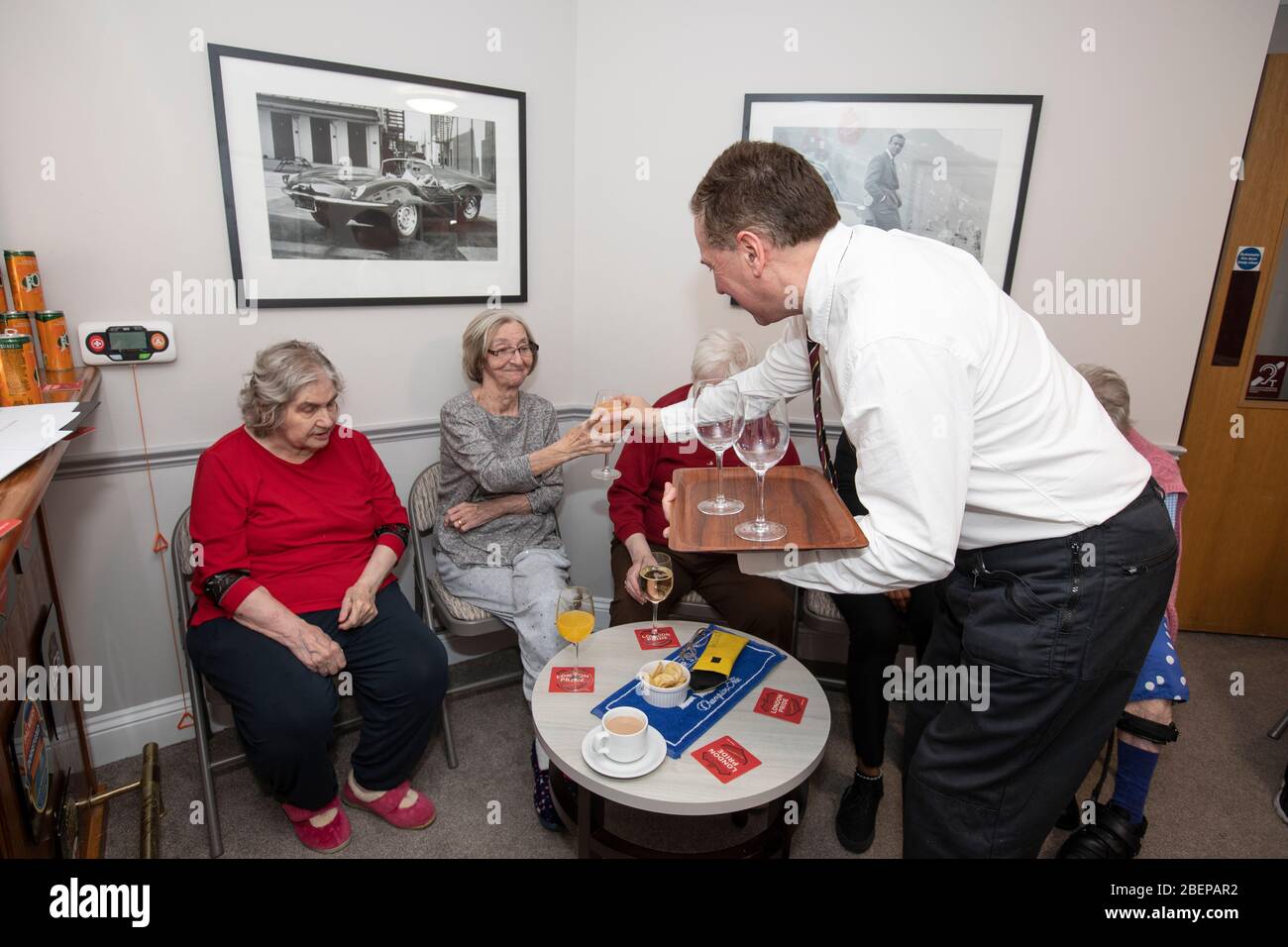 Pflegeheim, das eine Kneipe für Bewohner eröffnet hat, eines von mehreren Pflegeheimen, die jetzt einen Barbereich für ältere Bewohner bieten, England, Großbritannien Stockfoto