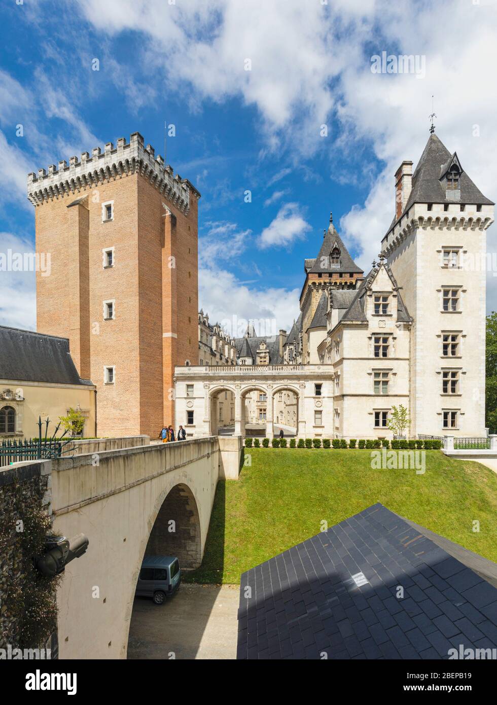 Das Chateau de Pau, Pau, Pyrénées-Atlantiques, Nouvelle-Aquitaine, Frankreich. Das Schloss ist heute ein Nationalmuseum. König Heinrich IV. Von Frankreich wurde er geboren Stockfoto