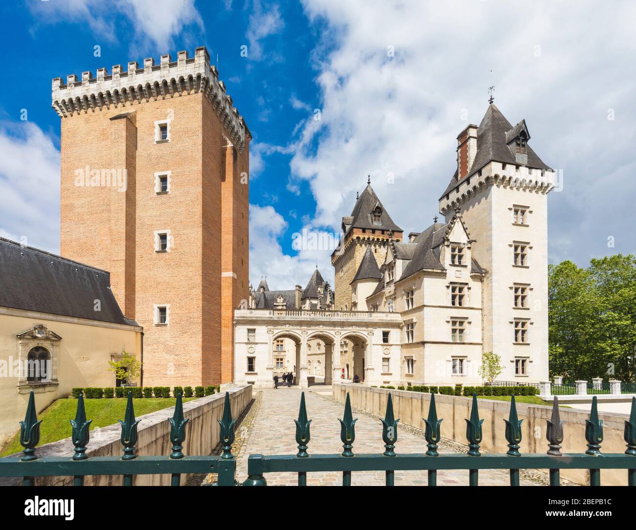 Das Chateau de Pau, Pau, Pyrénées-Atlantiques, Nouvelle-Aquitaine, Frankreich. Das Schloss ist heute ein Nationalmuseum. König Heinrich IV. Von Frankreich wurde er geboren Stockfoto