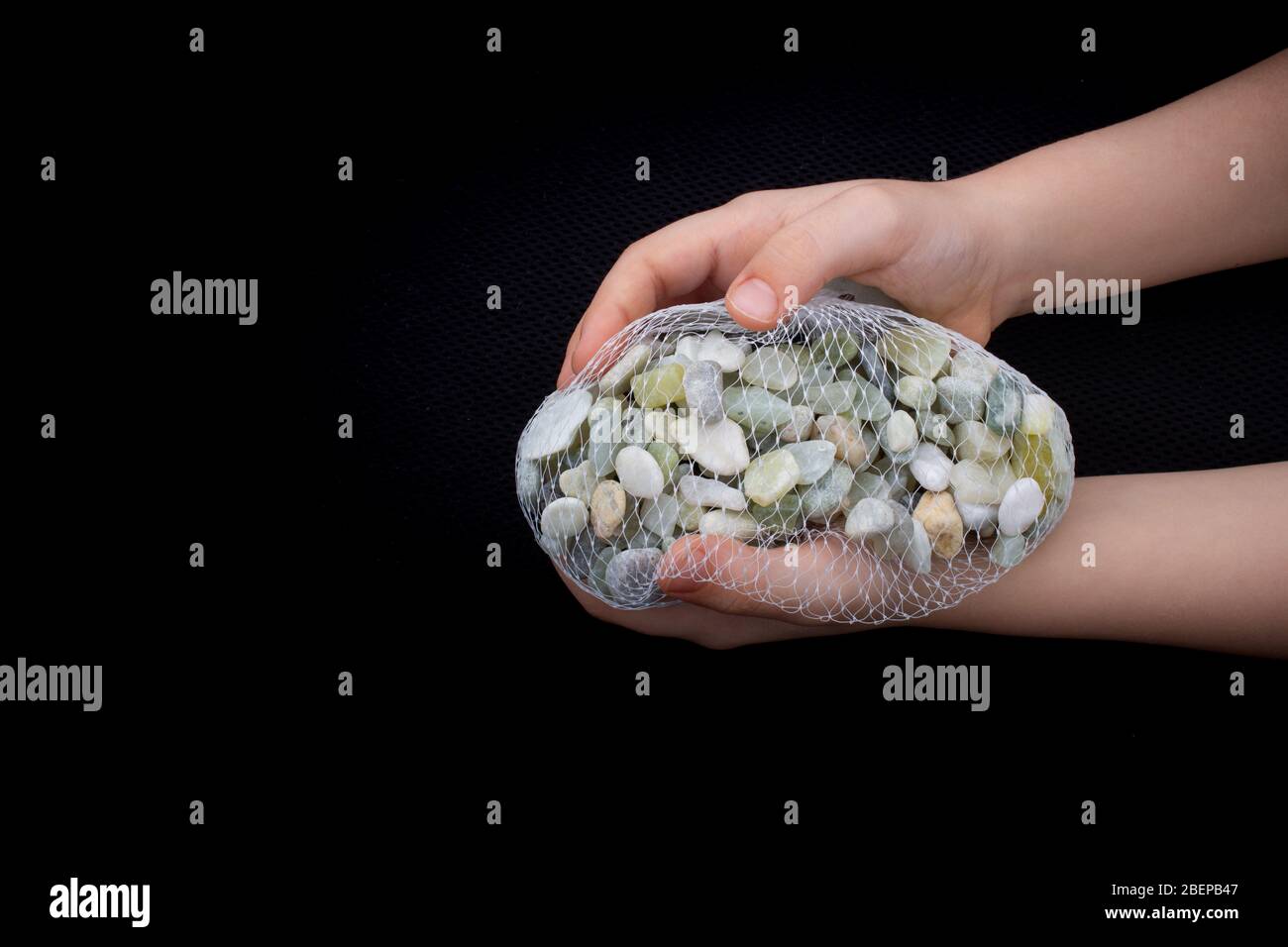 Handvoll sauber Steine, Kies in den Händen Stockfoto