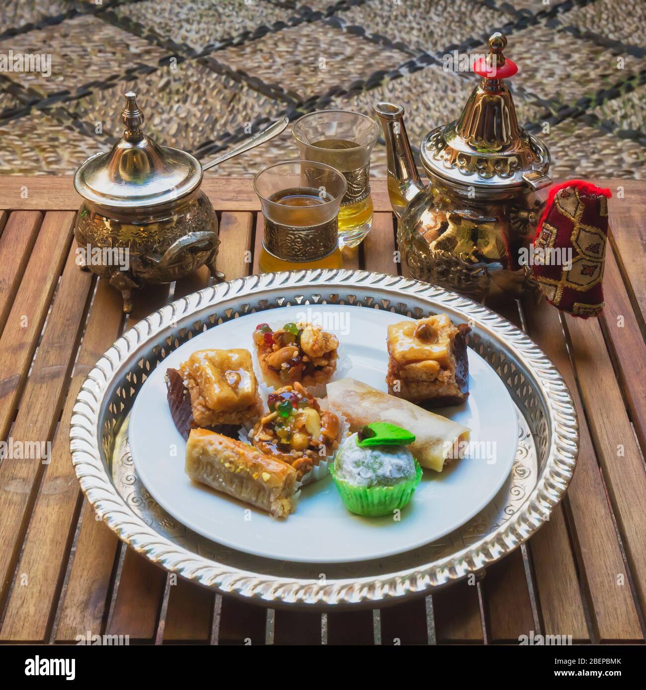 Marokkanischer Minztee und Gebäck. Stockfoto
