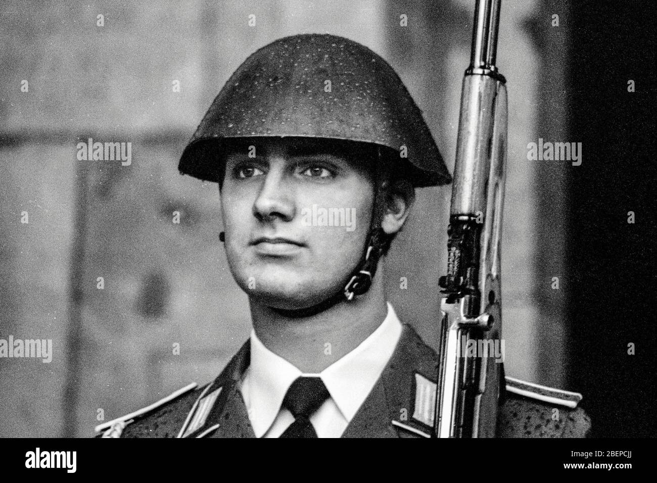 Ein ostdeutscher Soldat an der Neuen Wache in Berlin 1990 Stockfoto