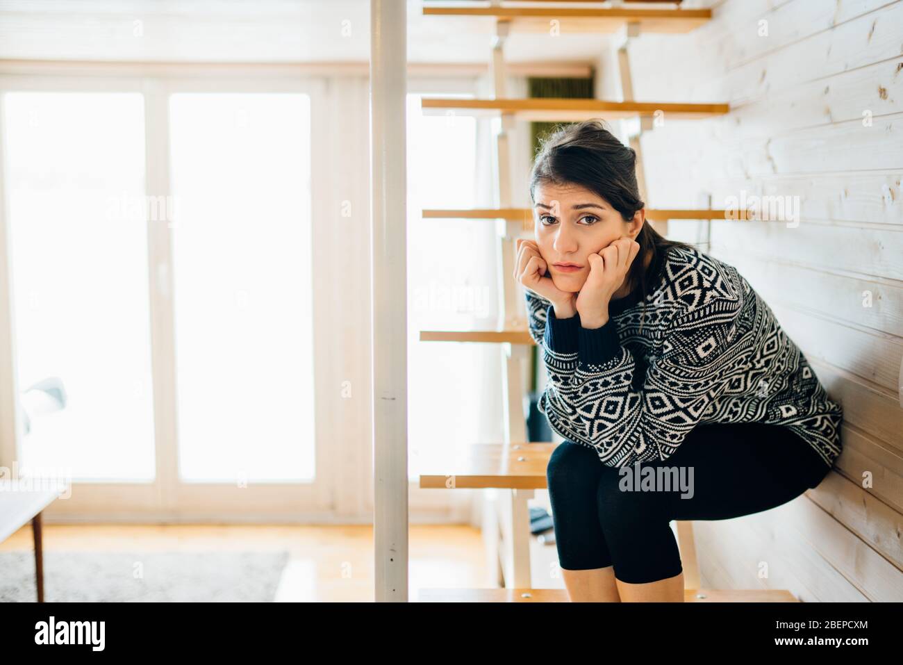 Gestresste traurige Frau in schlechter Laune überdenken Problems.Bored zu Hause bleiben mom.Quarantine psychische Gesundheit effect.Social Distanzierung Einsamkeit.emotional Stockfoto