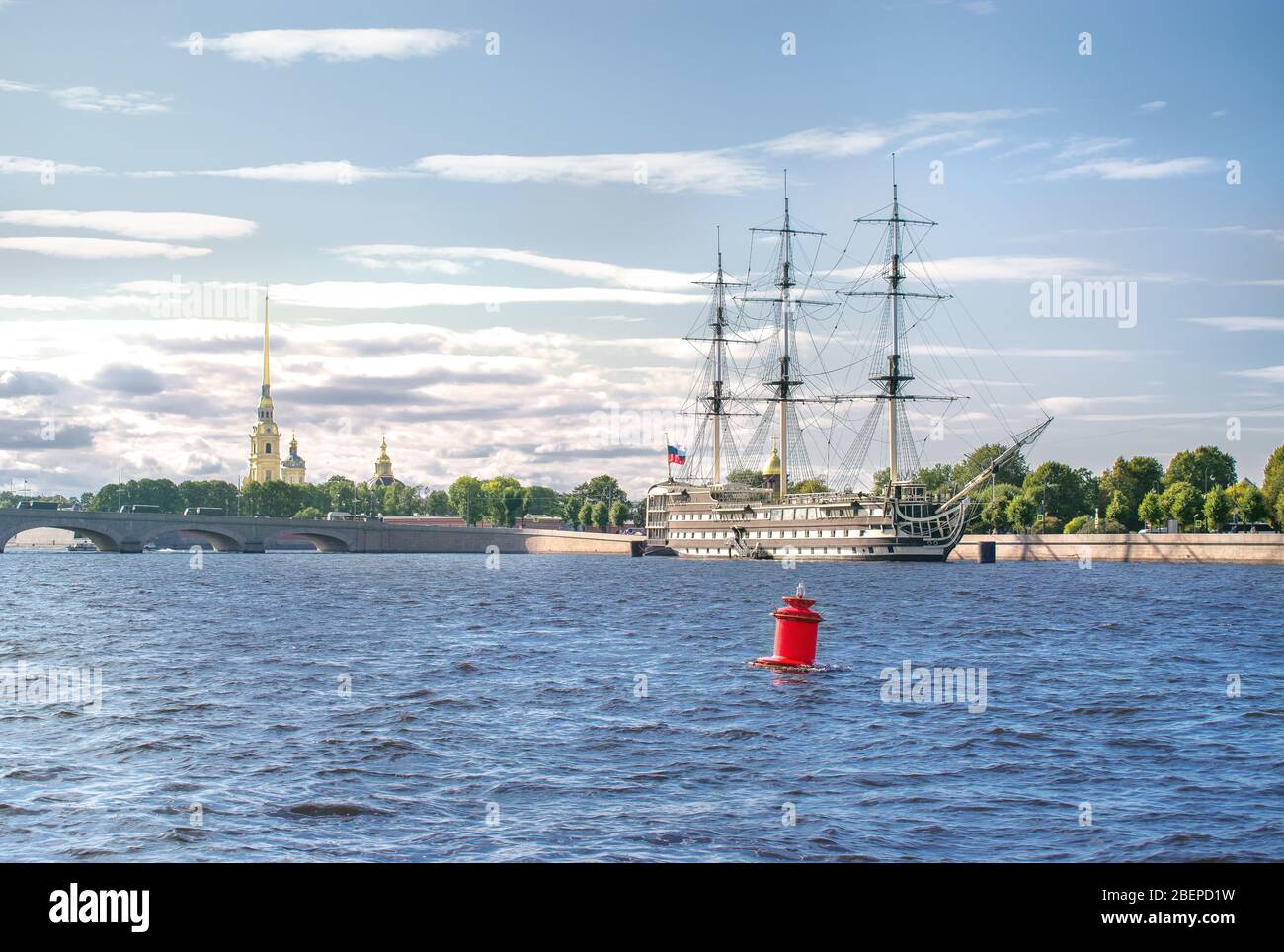St. Petersburg, Russland, Sommer 2019: Blick von der Neva auf die Fregatte Grace, Tuchkov-Brücke und Peter-Paul-Festung Stockfoto