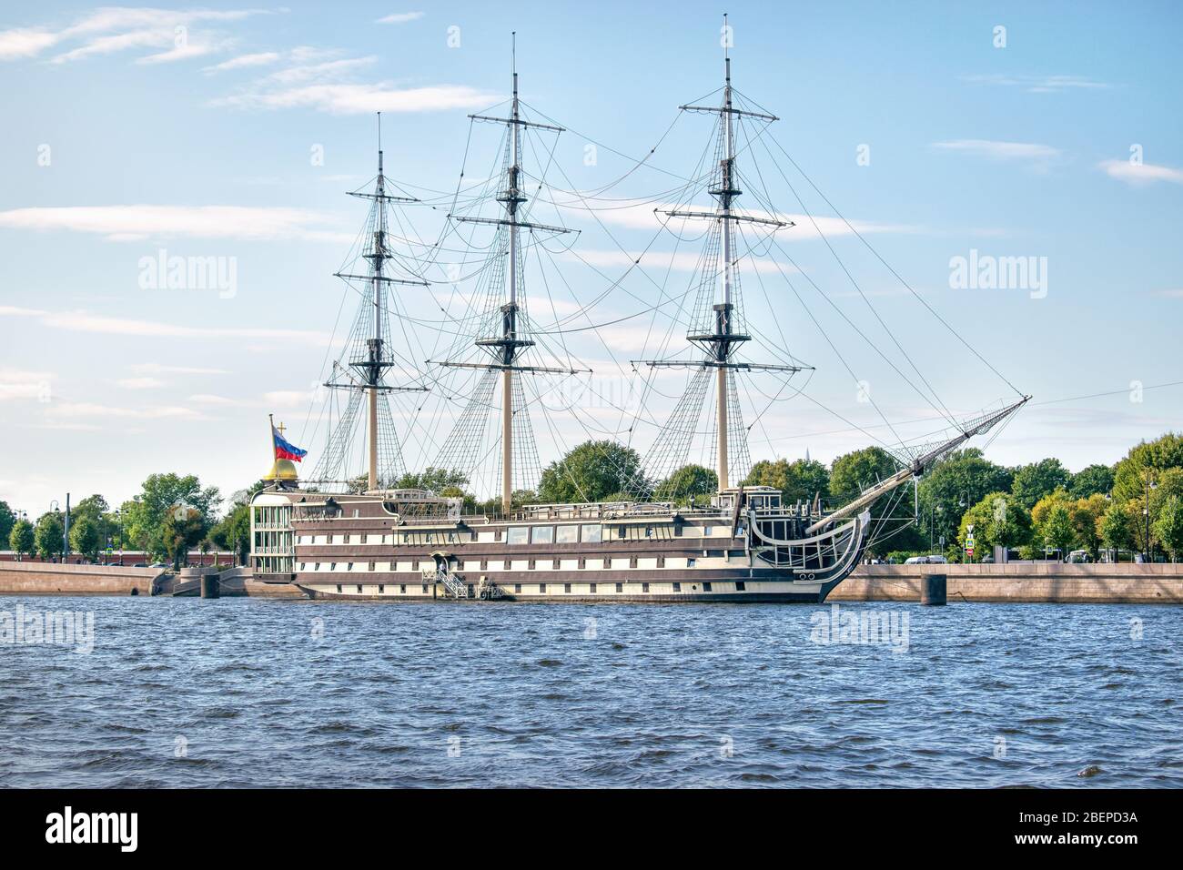 St. Petersburg, Russland, Sommer 2019: Schwimmende Restaurant 'Frigate Grace' auf dem Neva Fluss in der Nähe von Petrovskaya Embankment Stockfoto