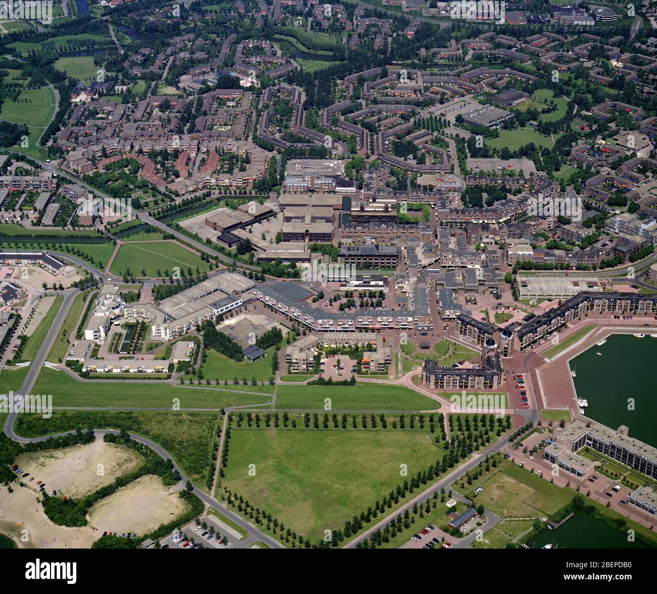 Almere, Holland, 12.-1990. Juli: Historische Luftaufnahme der Stadt Almere in der Provinz Flevoland eine neu gebaute Stadt im Jahre 1975 Stockfoto