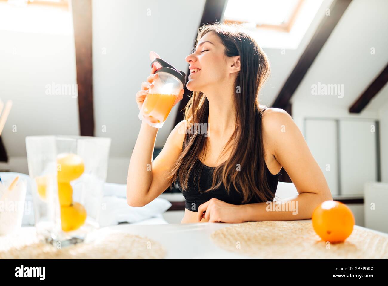 Frau zu Hause trinken Orange aromatisierte Aminosäure Vitamin Powder.Keto supplement.After Übung flüssige meal.Weight Loss Fitness Ernährung diet.Immune Stockfoto