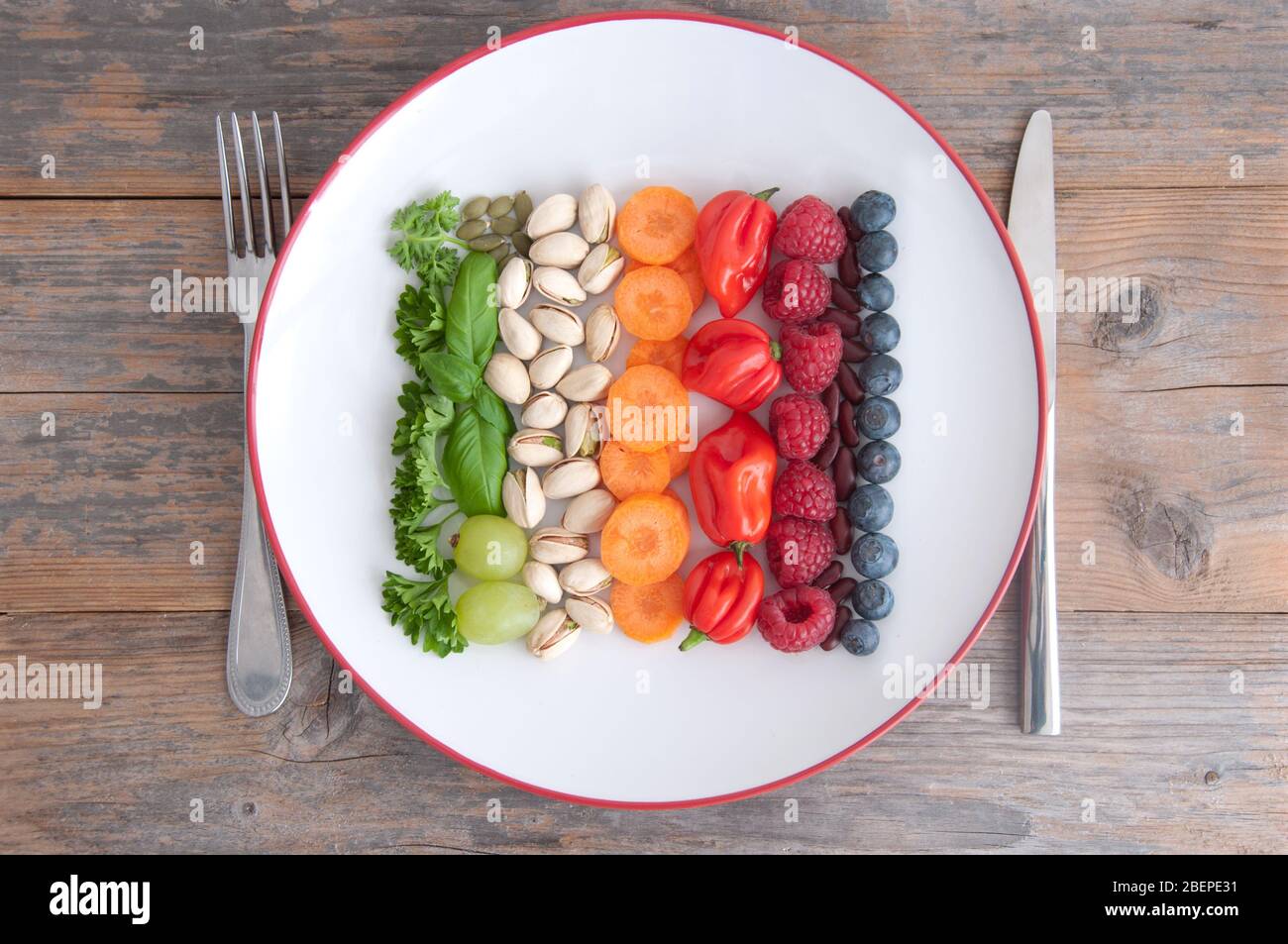 Abwechslungsreiche vegane pflanzliche Ernährung Zutaten einschließlich Getreide; Nüsse, Obst und Gemüse Stockfoto