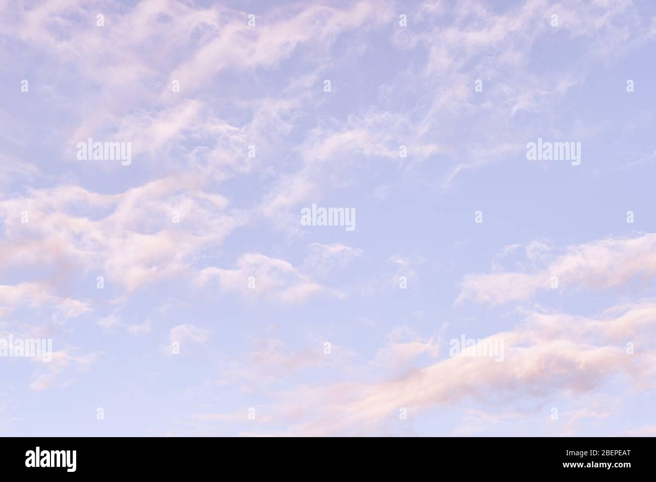 Leichter wolkig Himmel. Wolkenlandschaft bei sonnigen Tag natürliche Textur und Hintergrund Stockfoto