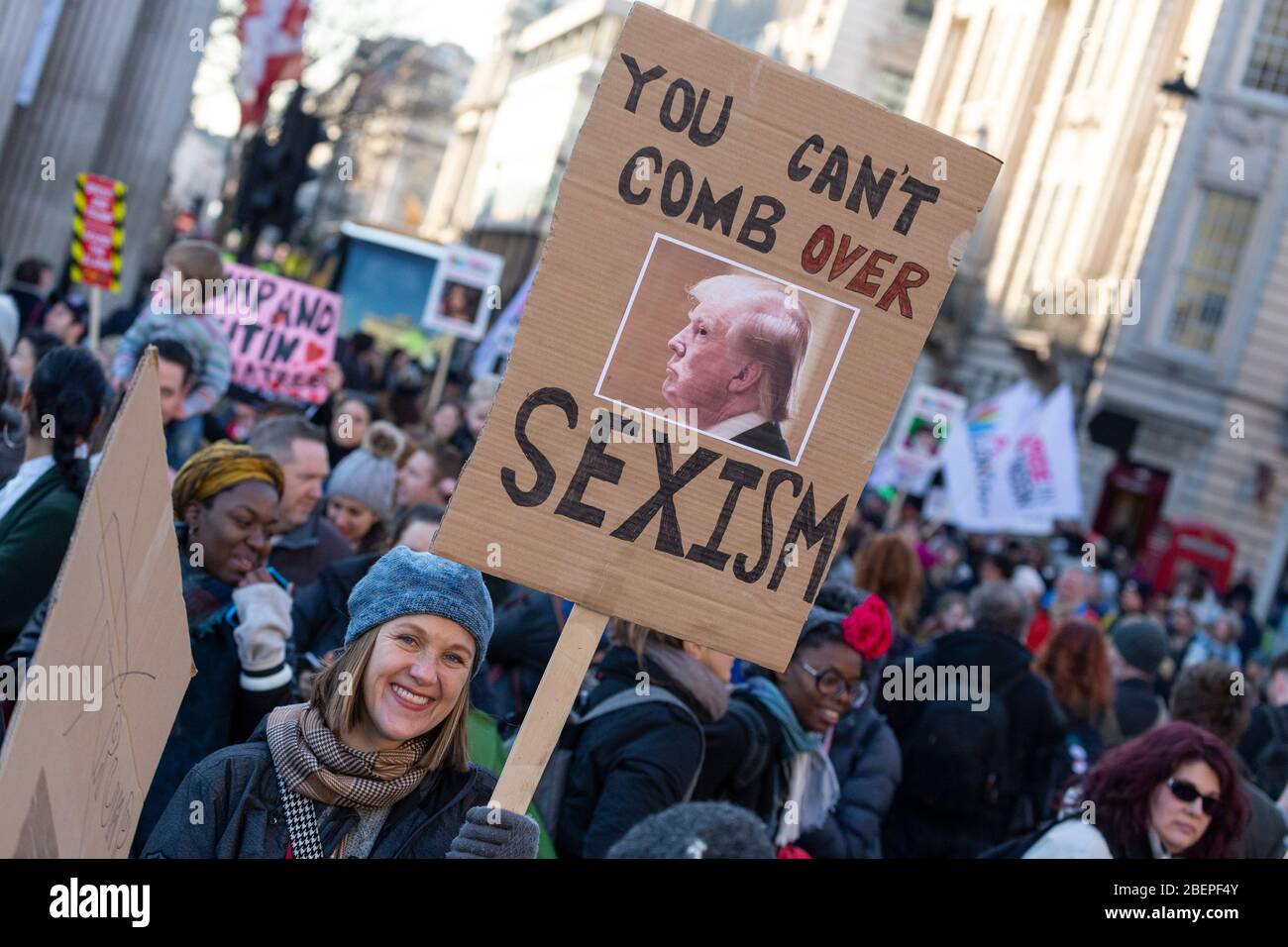 Weibliche Protestierende halten ein Schild mit der Aufschrift "man kann Sexismus nicht überkämmen" auf dem Frauenmarsch 2017 in London Stockfoto