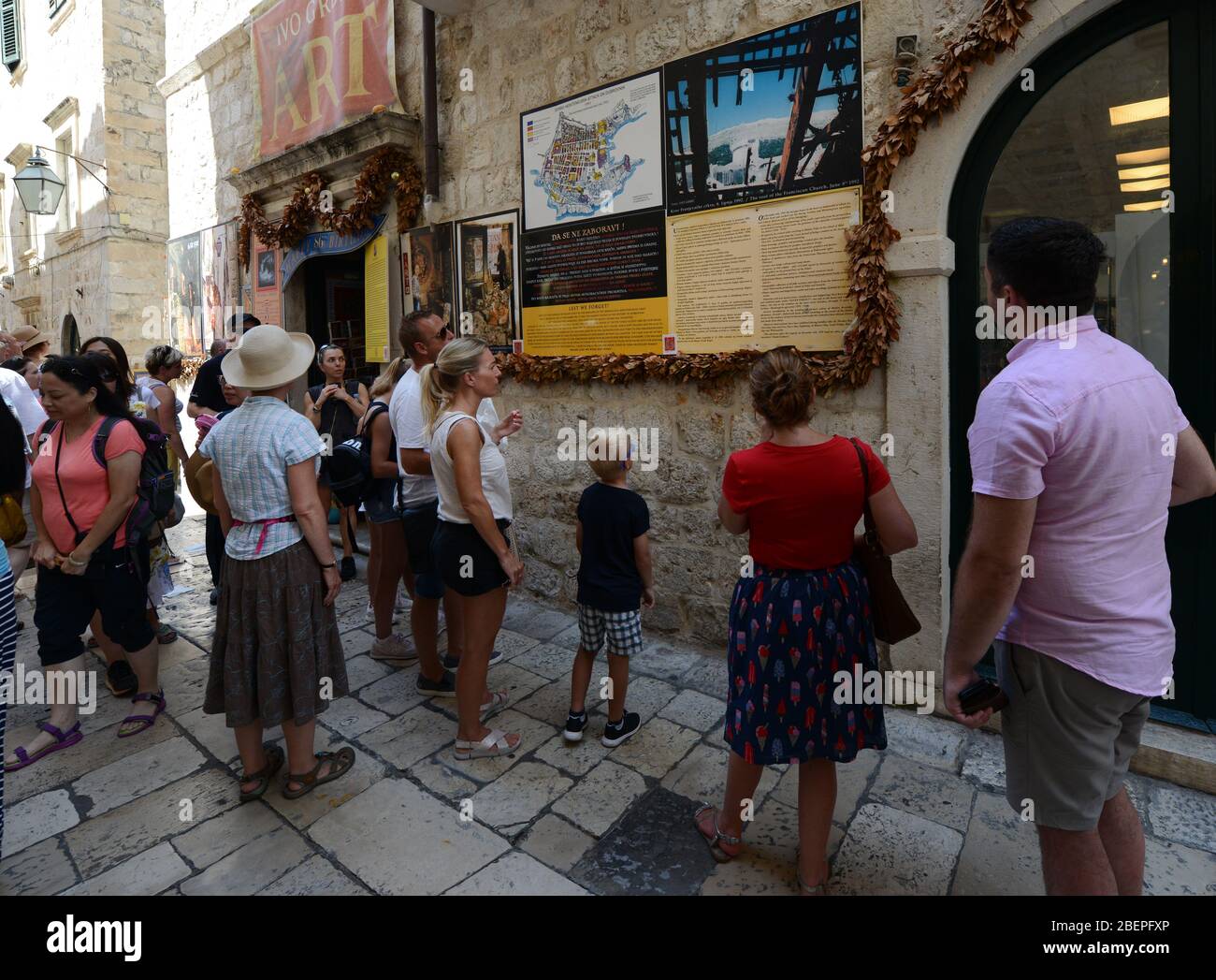Touristische Lektüre über die Geschichte des Krieges mit Serbien ( Ex-Jugoslawien ) in 1991-1992. Stockfoto