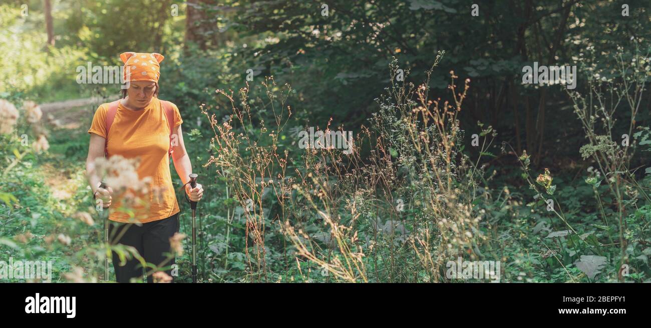 Frau Wanderer mit Trekking wandern Wald Wanderweg allein auf Sommer Tag, aktiven Urlaub Ferienhäuser Konzept Stockfoto