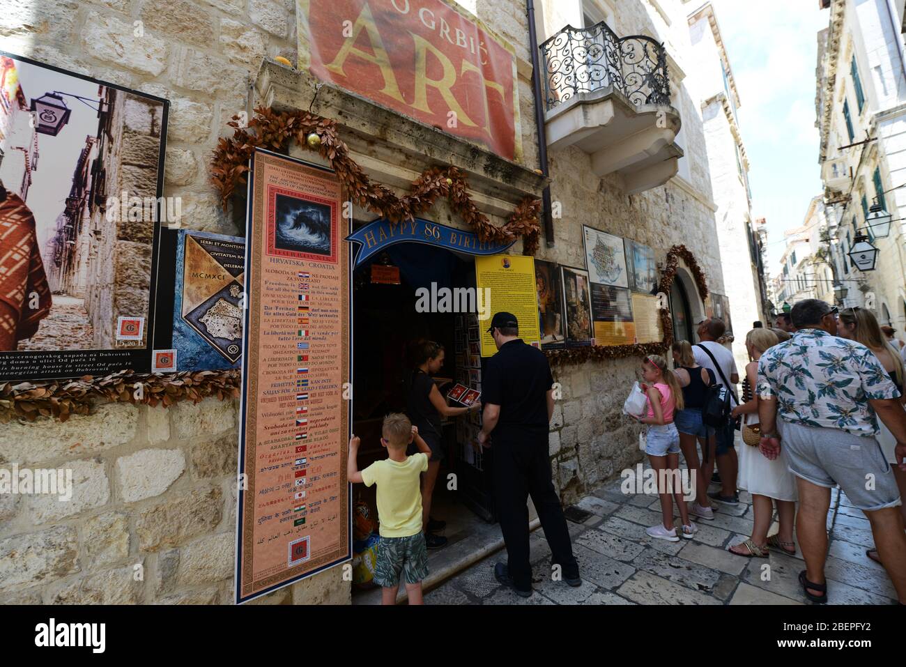 Ein Souvenir- und Kunstgeschäft in der Altstadt von Dubrovnik, Kroatien. Stockfoto