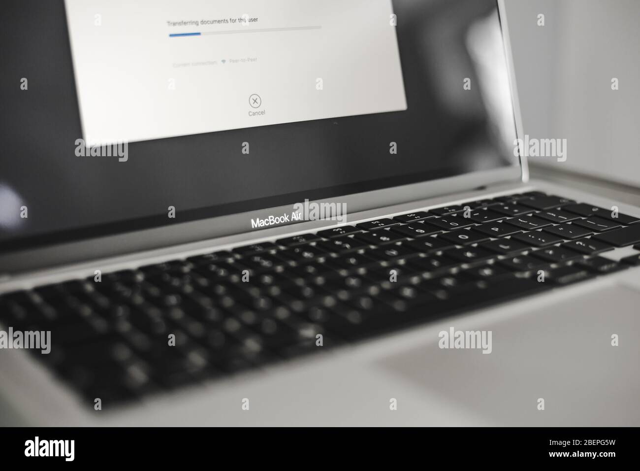 Makro-Nahaufnahme des Logos über der Tastatur auf dem brandneuen 13' 2020 MacBook Air von Apple Stockfoto