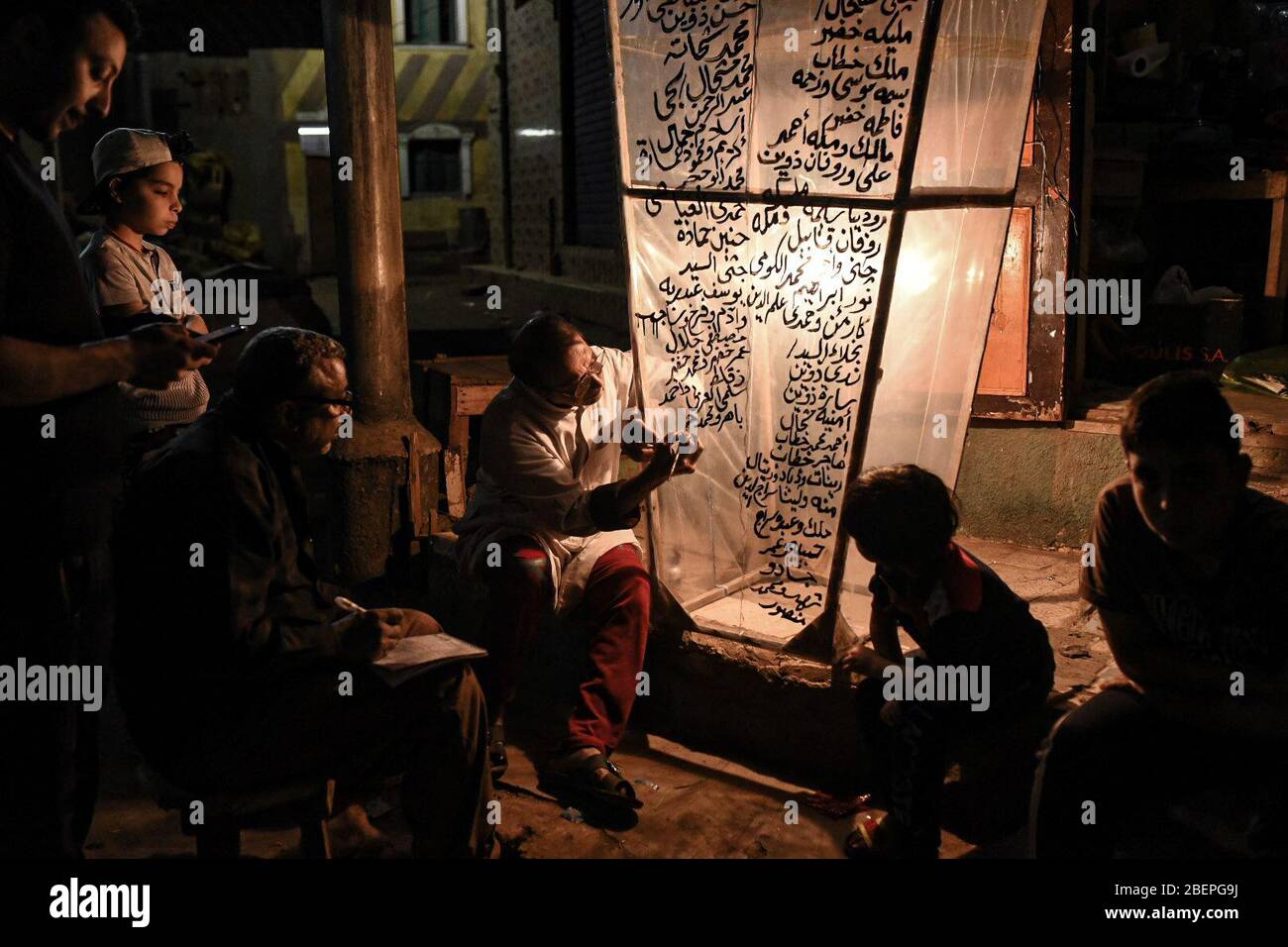 14. April 2020, Ägypten, Menofia Governorate: Menschen versammeln sich, um Ramadan-Dekorationen zu machen, die auch für Ägypter bekannt sind, wie (Zeinat Ramadan) im Dorf Shuhada, da es für die meisten arabischen Menschen eine traditionelle Gewohnheit ist, das Aufkommen des Fastenmonats Ramadan zu feiern. Foto: Bassem Shaldum/dpa Stockfoto