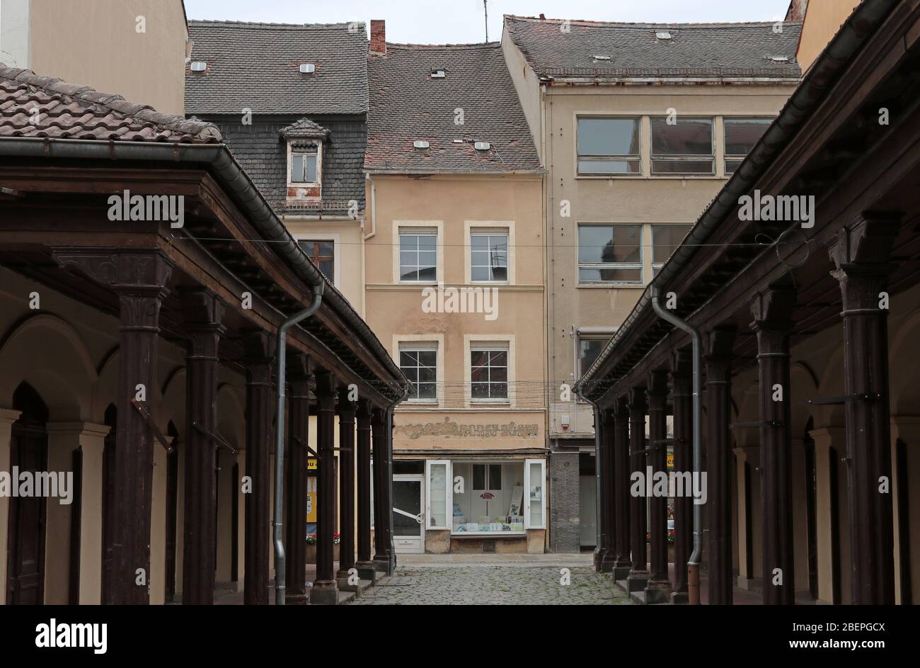 Blick auf die historische Fleischbank wenige Schritte vom Rathausplatz in der Reichenberger Straße in Zittau am 17. August 2019. Ihre Existenz geht zurück zum Ursprung der Stadt. An diesem Punkt durften die Metzger an bestimmten Tagen der Woche ihre Waren anbieten. Ebenso gab es "Brotbanken", aber sie sind nicht mehr verfügbar. Die Fleischbank, ein Durchgang mit Verkaufsständen unter einer Kolonnade, wurde 1838 in ihrer heutigen Form gebaut. Sie sind eine der letzten überlebenden Pflanzen dieser Art. Foto: Peter Zimmermann - Nutzung weltweit Stockfoto