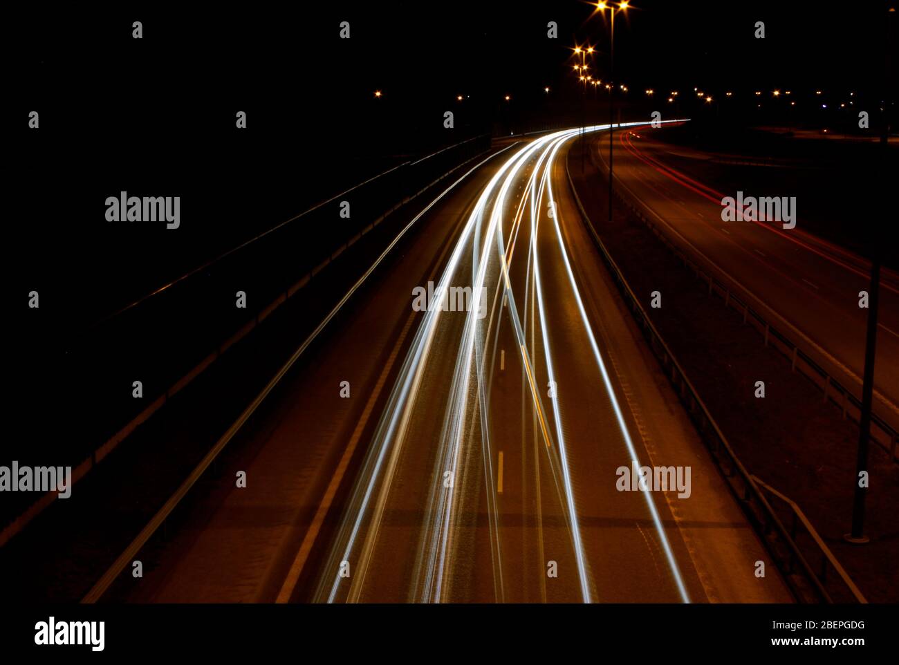 Fahrende Autolichter auf der Autobahn am Abend Stockfoto