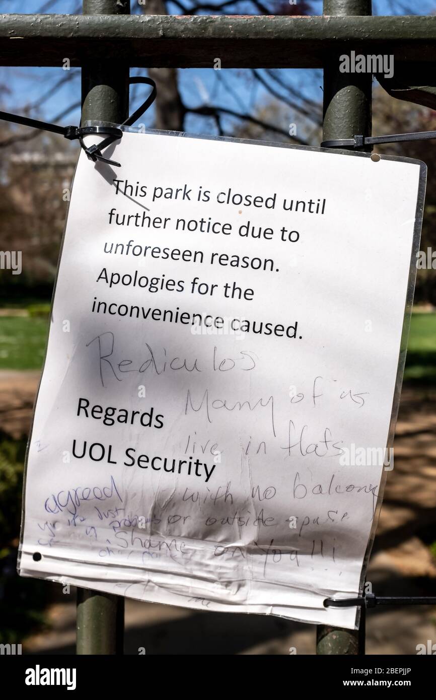 Park wegen Covid-19 Pandemieschild geschlossen, mit zusätzlichen handschriftlichen Einwänden von Einheimischen ohne Gärten. Bloomsbury, London, Großbritannien Stockfoto