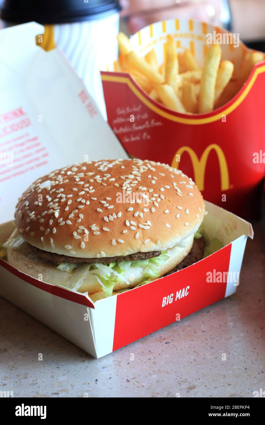 Nahaufnahme des australischen McDonald's Big Mac und Kartoffelchips Stockfoto