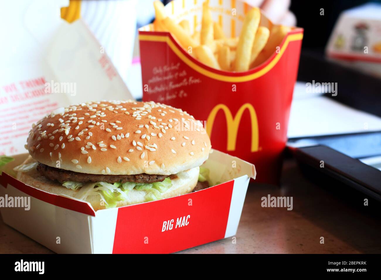 Nahaufnahme des australischen McDonald's Big Mac und Kartoffelchips Stockfoto
