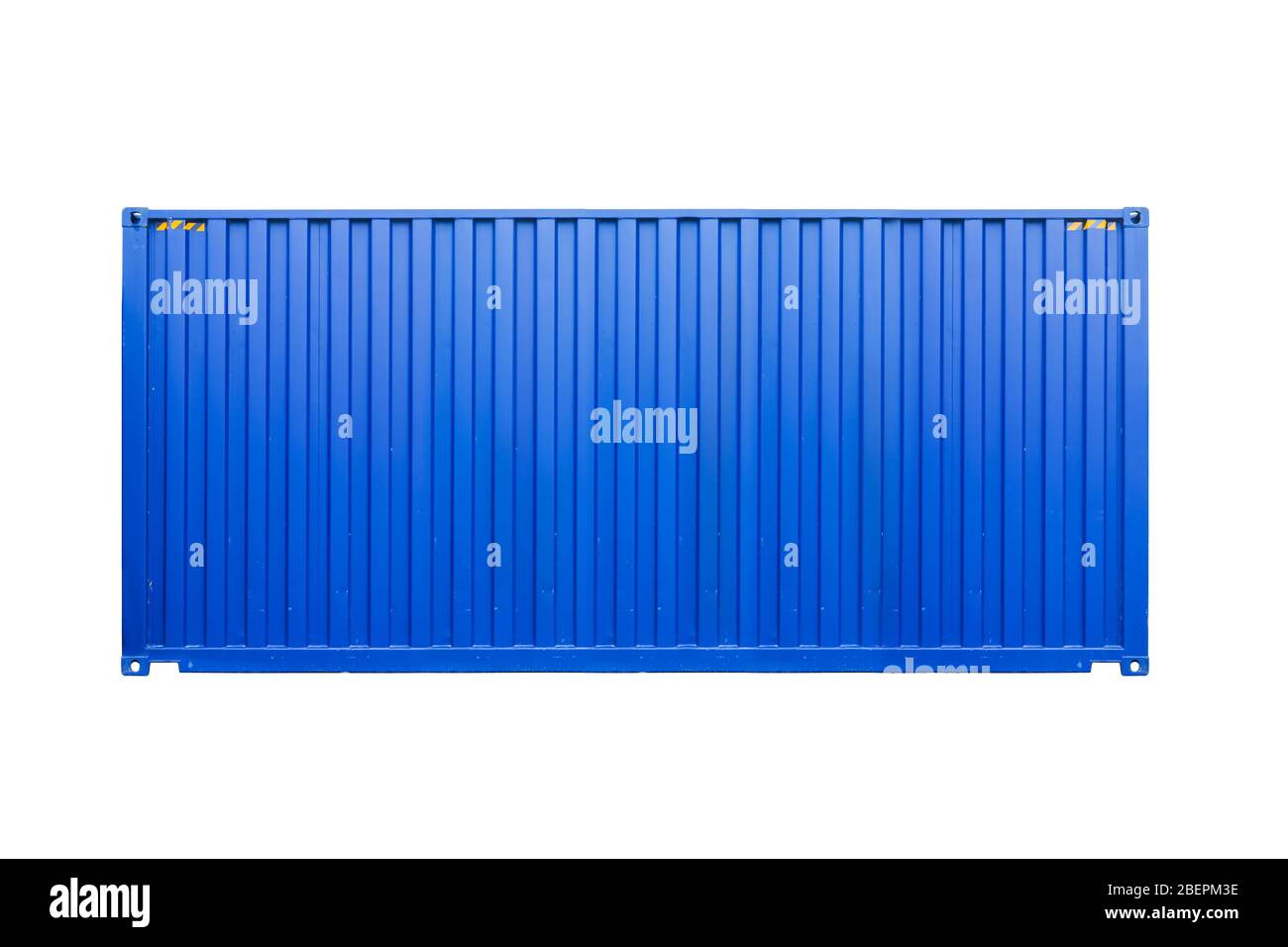 Standard-blauen Frachtcontainer isoliert auf weißem Hintergrund, Seitenansicht. Moderne industrielle Schifffahrtsausrüstung Stockfoto