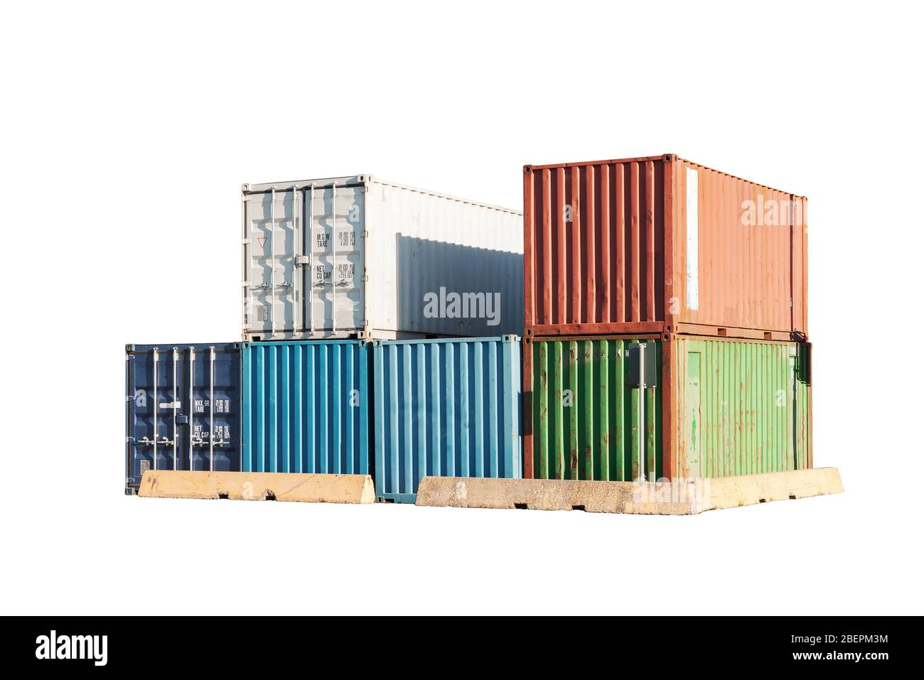 Gestapelte Gruppe von Frachtcontainern isoliert auf weißem Hintergrund, moderne industrielle Schifffahrtsausrüstung Stockfoto