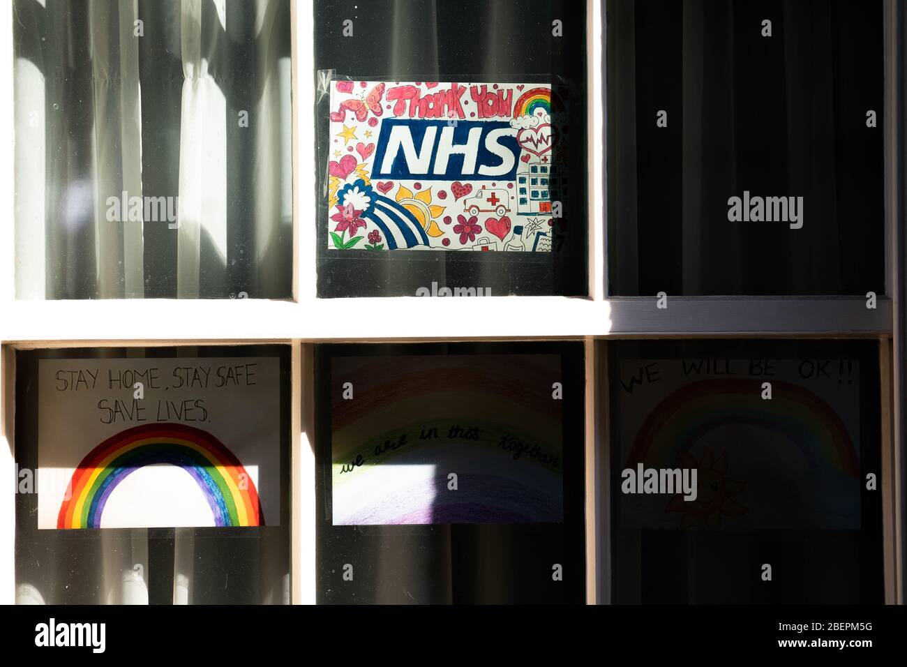 Ein Schild zur Unterstützung des National Health Service ist an einem Fenster in Downing Street, London angebracht. Stockfoto