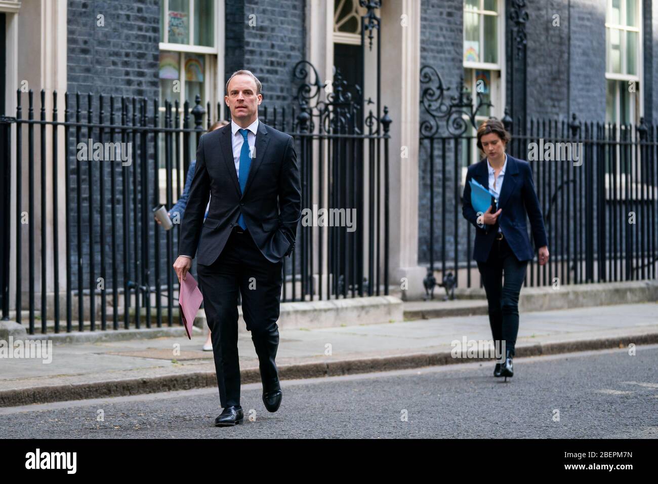 Der Staatssekretär für auswärtige Angelegenheiten und Commonwealth-Fragen Dominic Raab verlässt Downing Street, London. Stockfoto