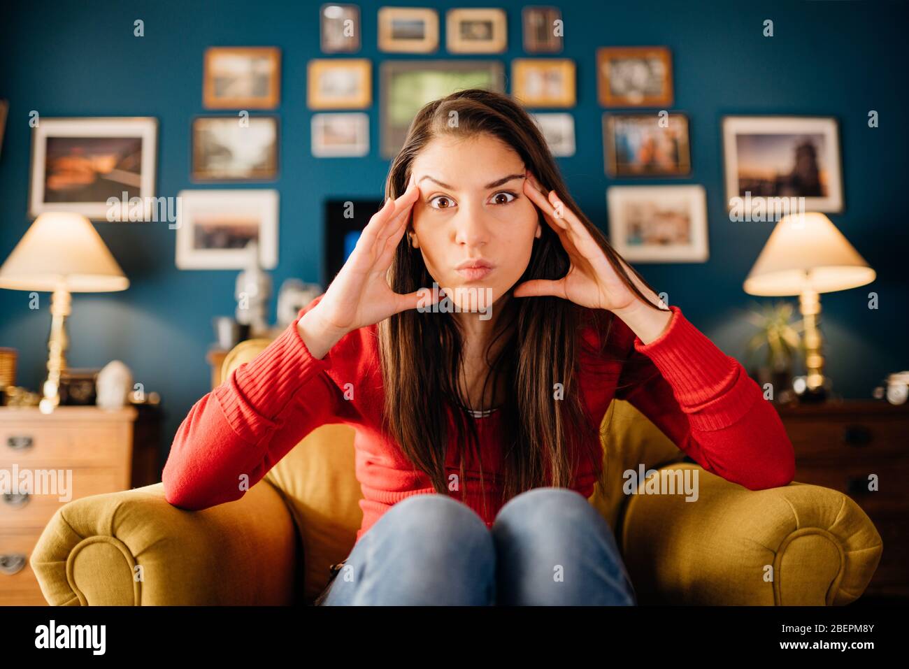 Frau betont, überdenken Ereignisse allein zu Hause.Konzentration Probleme.Gehirn / kognitive / neurologische Aktivität Stimulation.Creative Block.Attention di Stockfoto