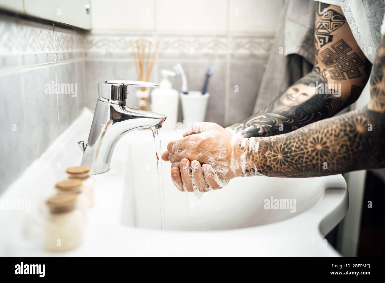 Antiseptische Hand Waschen Praxis mit Seife und Wasser im Badezimmer.Dekontamination Verfahren, persönliche Hygiene Routine.Reinigung Hände regelmäßig.Infectiou Stockfoto