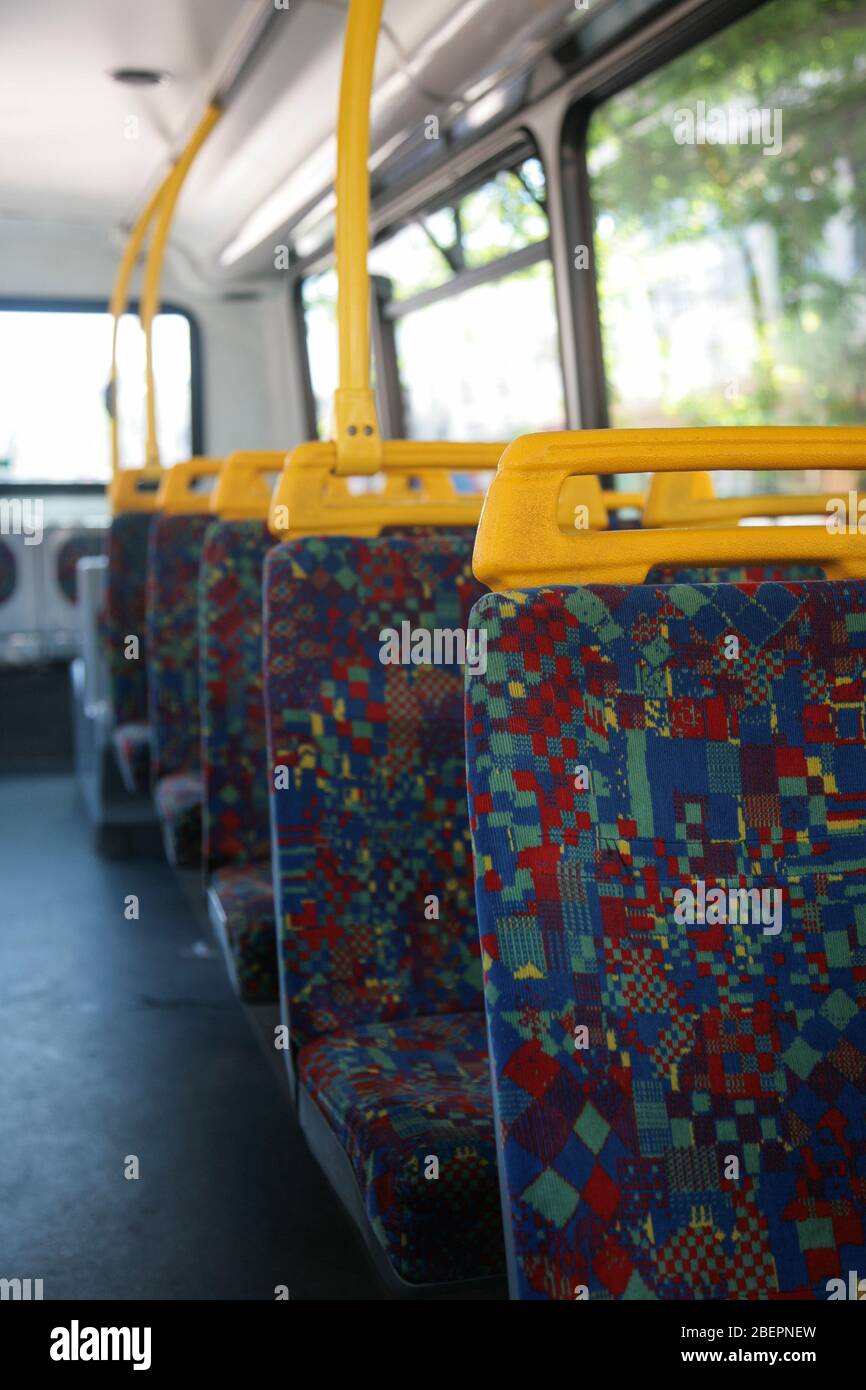 Innensitze und das obere Deck eines typischen Londoner Busses. Stockfoto