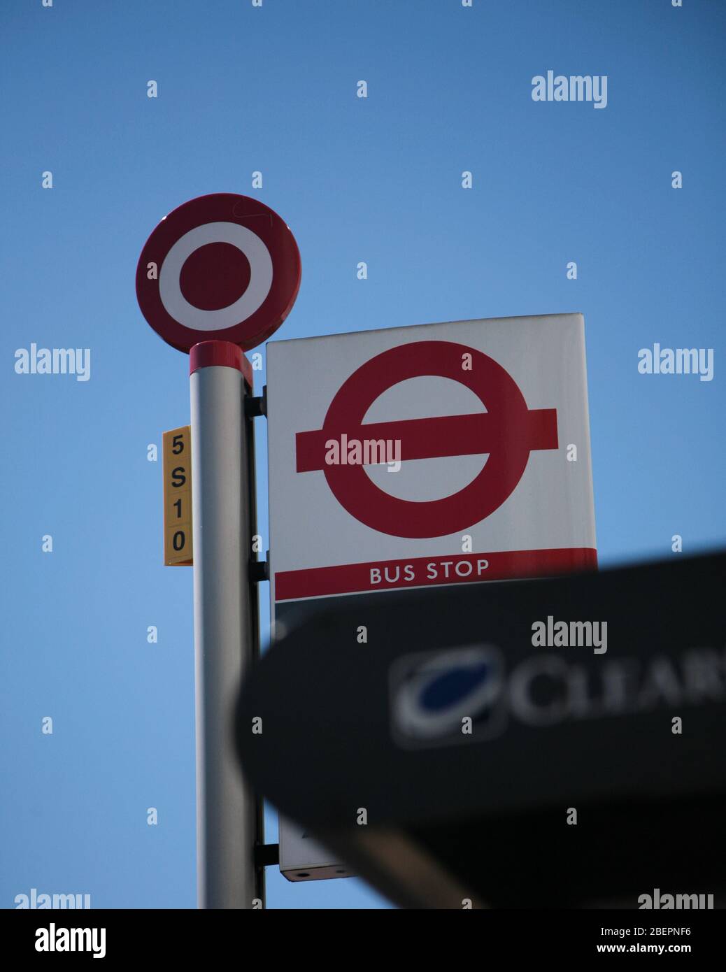 Schild mit der Bushaltestelle und dem TFL-Logo (Travel for London). Stockfoto