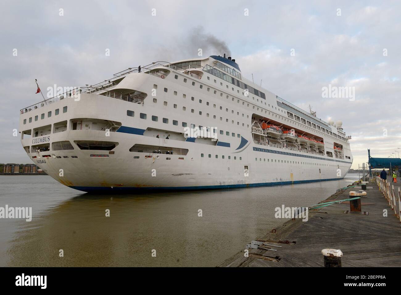 Eines der letzten noch auf See verbliebenen Kreuzfahrtschiffe kehrt wegen der Coronavirus-Krise nach Tilbury zurück. Kreuzfahrt und Schifffahrt Schiff Columbus verließ Tilbury Stockfoto