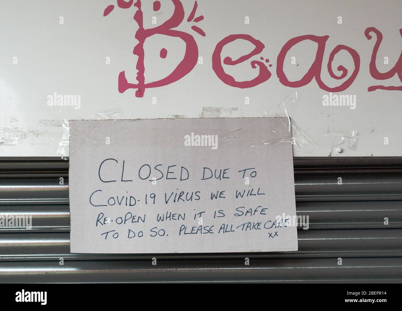 Geschäft wegen „Lockdown“ der Coronavirus-Epidemie geschlossen, als Unternehmen, die als „nicht wichtig“ eingestuft wurden, für die Dauer schließen mussten. Stockfoto