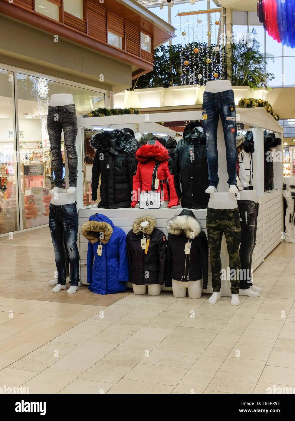 Kleiner Bekleidungsmarkt: Pullover, Jacken, Jeans, etc. In einem Einkaufszentrum Stockfoto
