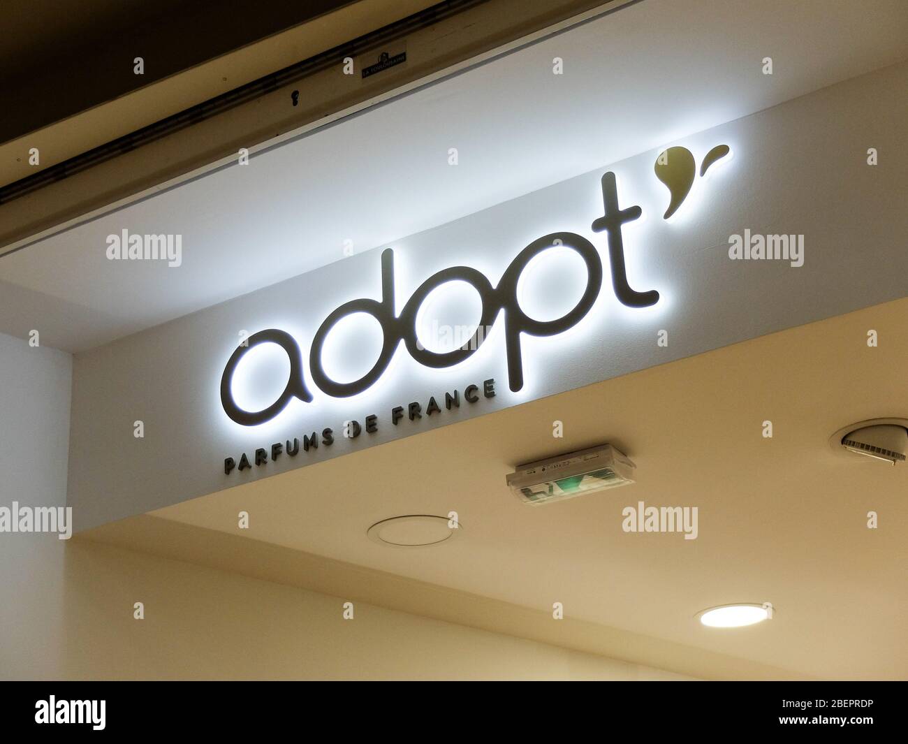Adopt’ Parfums de France Schaufenster. Adopt’ ist eine Marke von Parfums, die in Frankreich hergestellt und hergestellt werden. Sie bieten auch Make-up, Körperpflege und Zubehör Stockfoto
