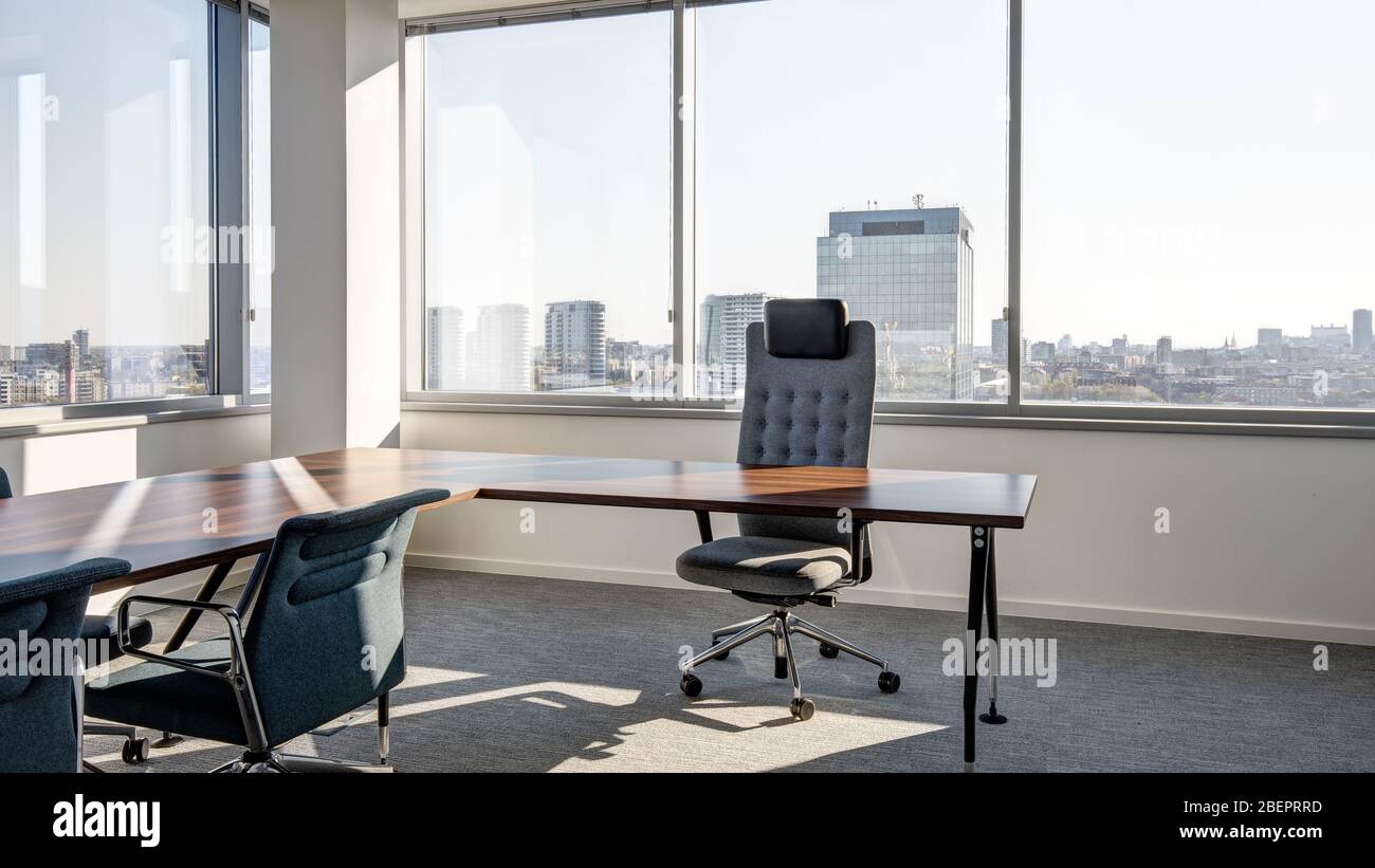 Arbeitsstuhl des Firmenchefs mit Blick auf die Stadt Stockfoto