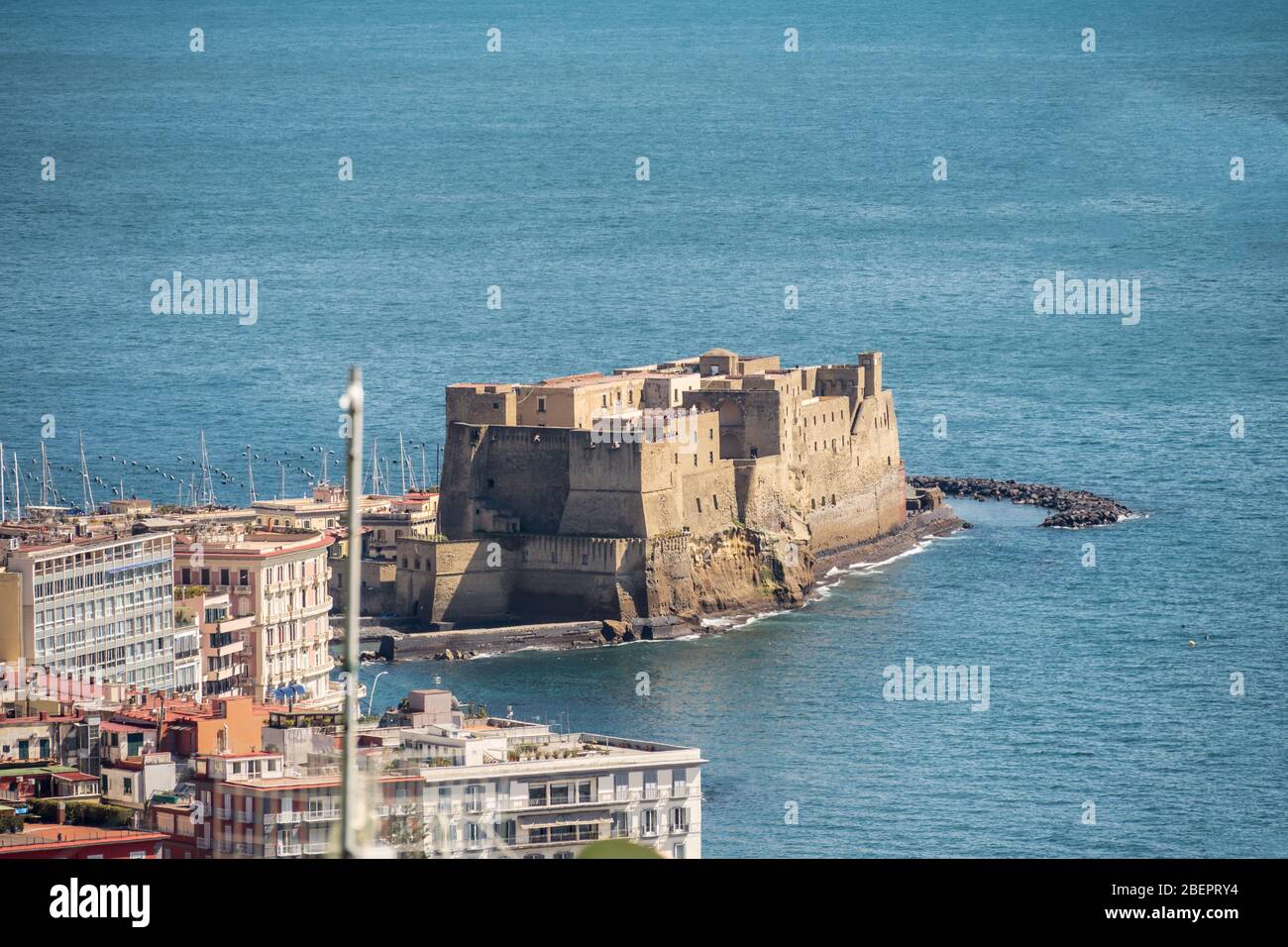 Luftaufnahme der Burg Egg, castel dell'Ovo, im Golf von Neapel, Italien. Stockfoto