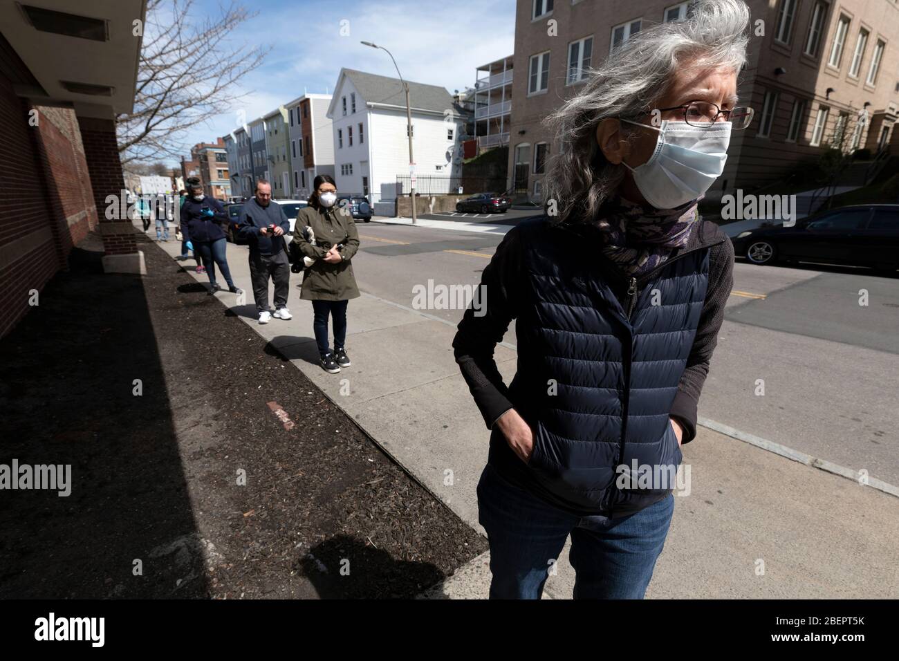Menschen, die Schutzmasken in der Schlange im Lebensmittelgeschäft, Boston Massachusetts USA tragen Stockfoto