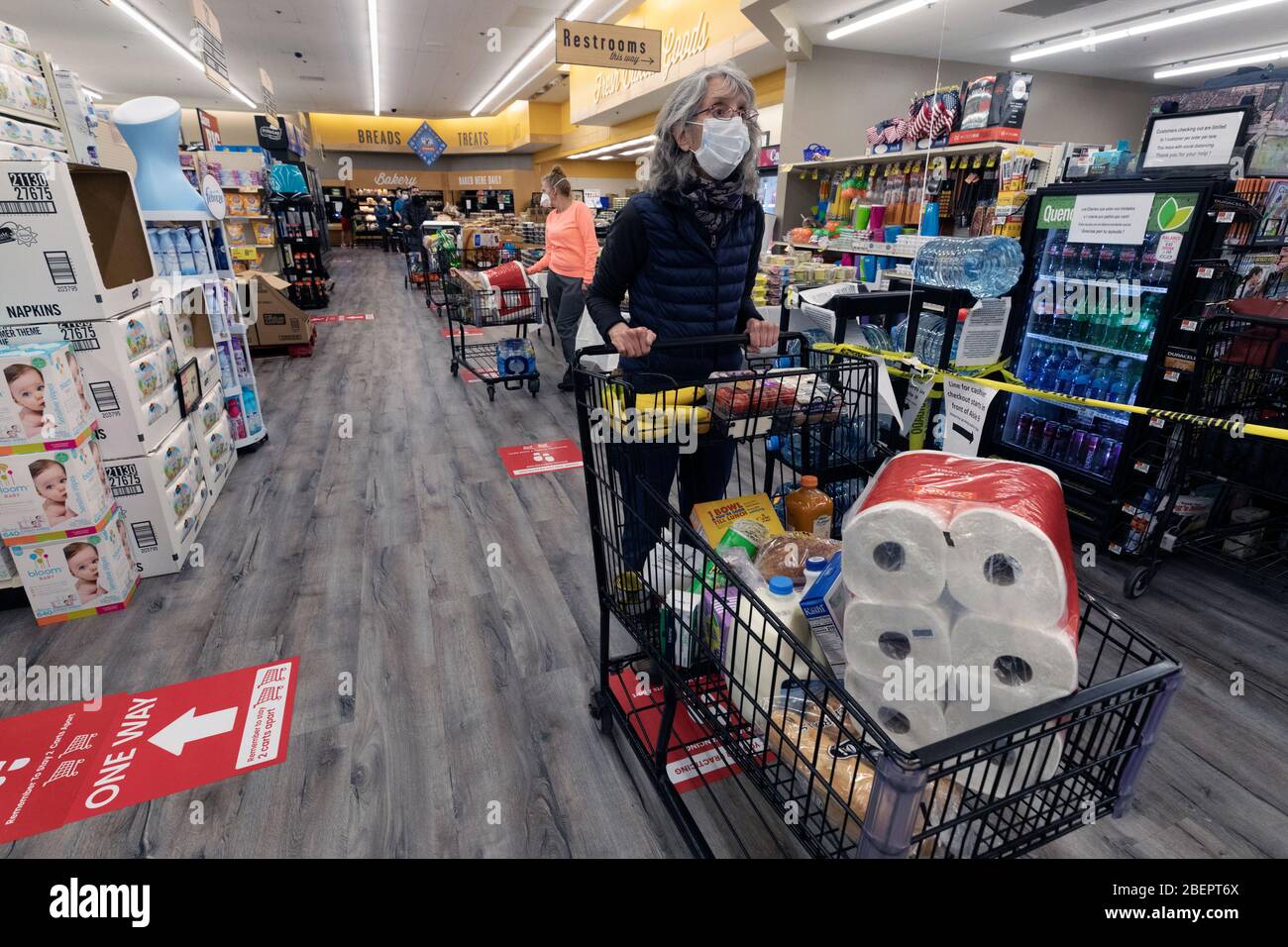 Menschen, die Schutzmasken in der Schlange im Lebensmittelgeschäft, Boston Massachusetts USA tragen Stockfoto