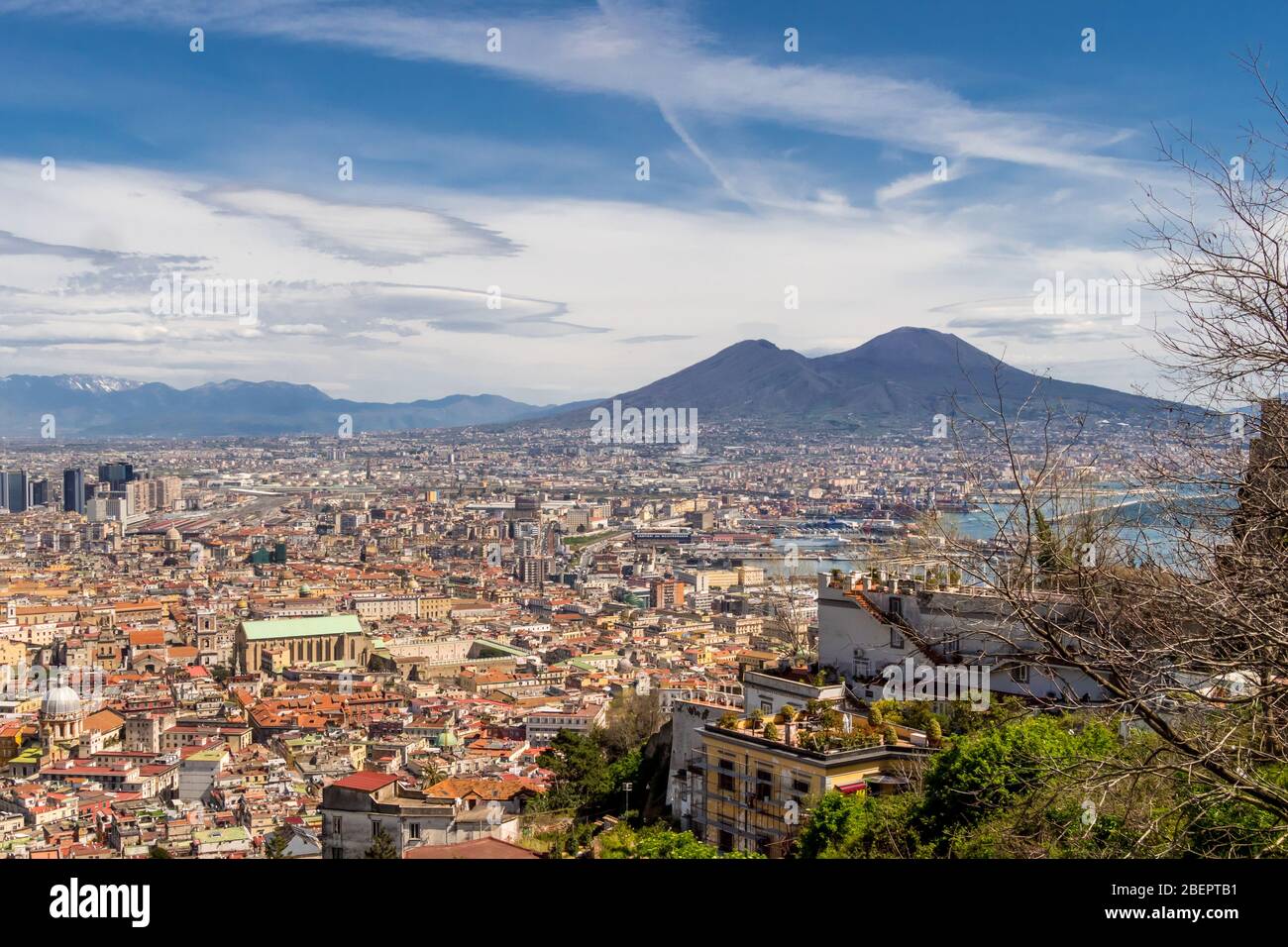 Luftaufnahme des Stadtzentrums von Neapel mit dem Vesuv im Hintergrund. Die Bucht von Neapel, Italien. Stockfoto