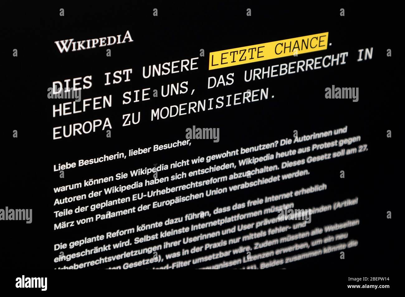 Am 21. März 2019 ist die schwarze Hauptseite der freien Enzyklopädie Wikipedia auf einem Computerbildschirm zu sehen. Die deutsche Version des offenen Internet-Lexikons wurde mit 24 Stunden lang abgeschaltet, um gegen die Pläne der Europäischen Union zur Reform des Urheberrechts zu protestieren. Die Wikipedia-Autoren fürchten erhebliche Einschränkungen der geplanten Reform. Foto: Peter Zimmermann - Nutzung weltweit Stockfoto